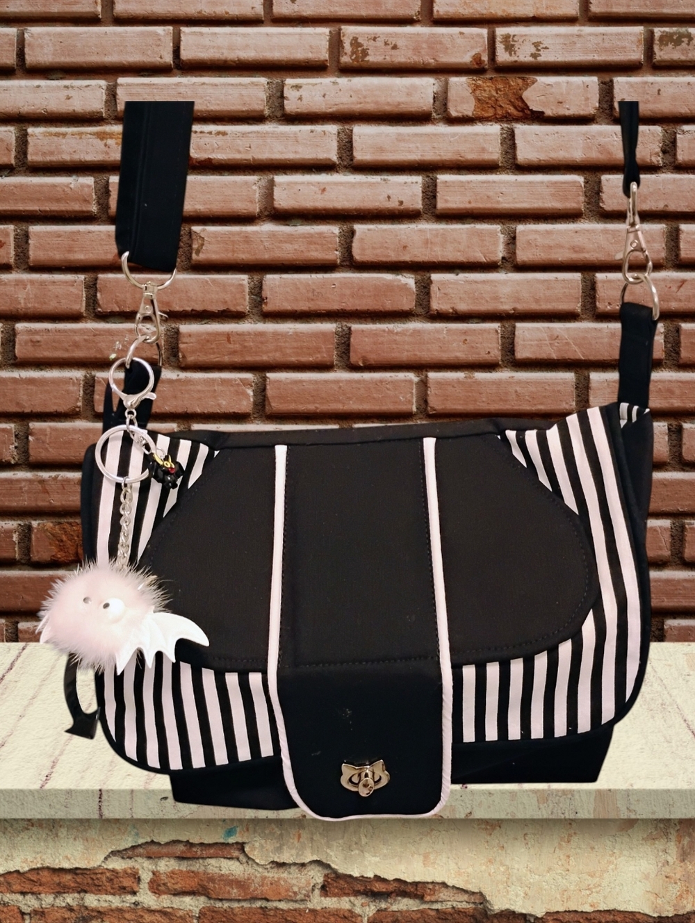 Black & White Striped Women’s Crossbody Bag - Classic Contrast